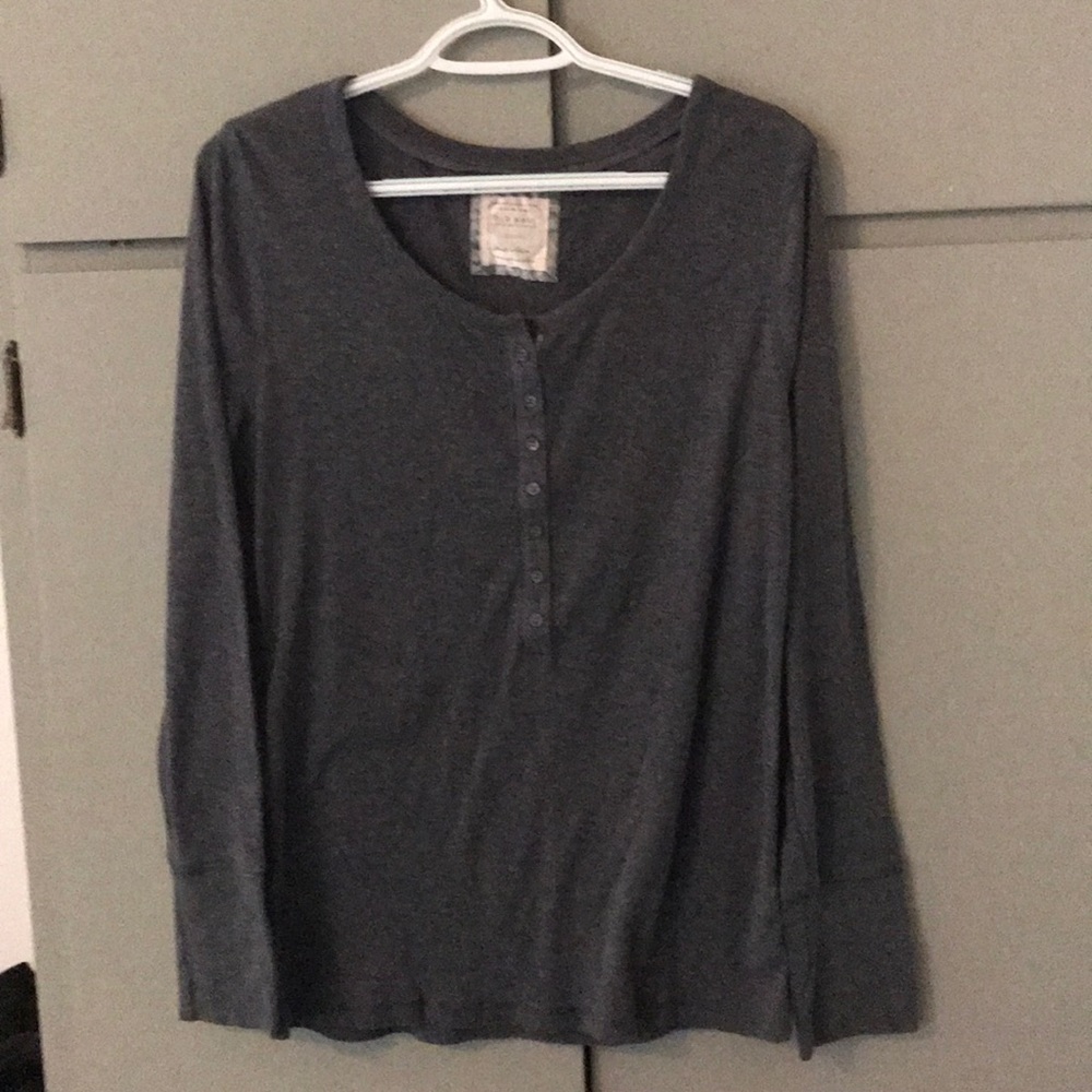 Basic gray long sleeved shirt